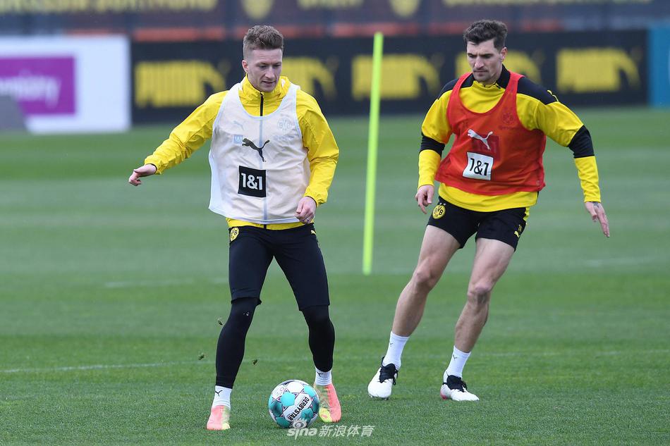 放我就必須投！字母哥弧頂三米內(nèi)無人防守 調(diào)整一下三分命中！