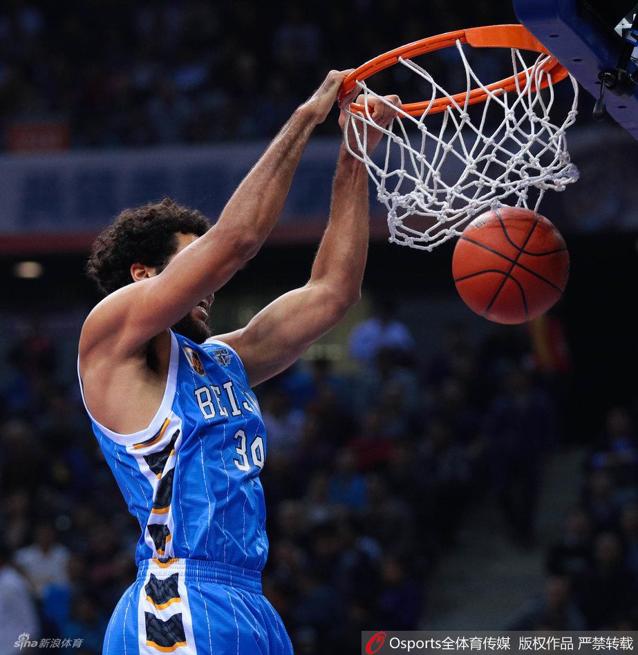 巴薩多打一人！桑塞特兇狠踢倒費爾明，被直紅罰下