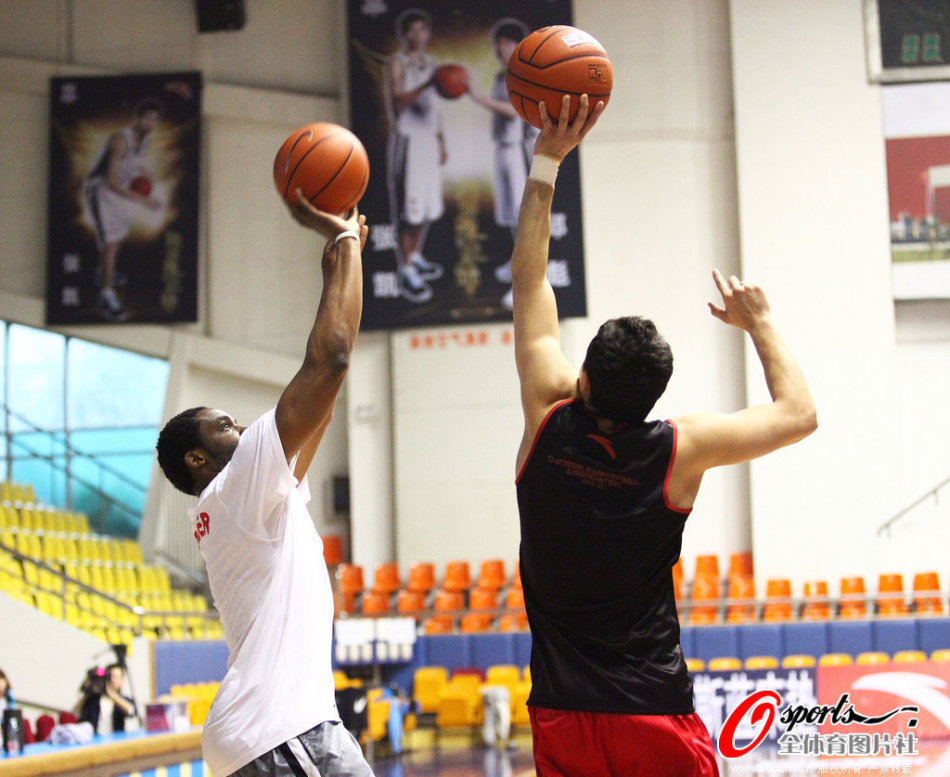 巴薩多打一人！桑塞特兇狠踢倒費爾明，被直紅罰下