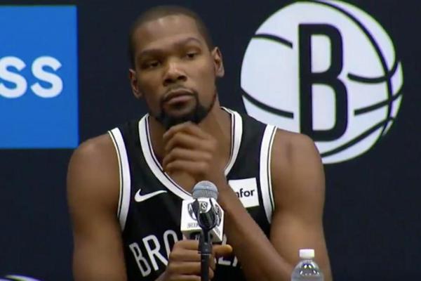 直播吧12月31日訊 近日，特雷·楊身陷交易流言，路威在節(jié)目中談到了此事。他表示“也許是時候考慮其他方向了，歸根結(jié)底，我希望看到特雷·楊開心，同時也希望亞特蘭大老鷹隊能取得成功。”