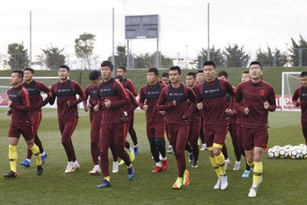 危險！卡佩拉被切球后打到杜蘭特面部，杜蘭特掩面非常痛苦