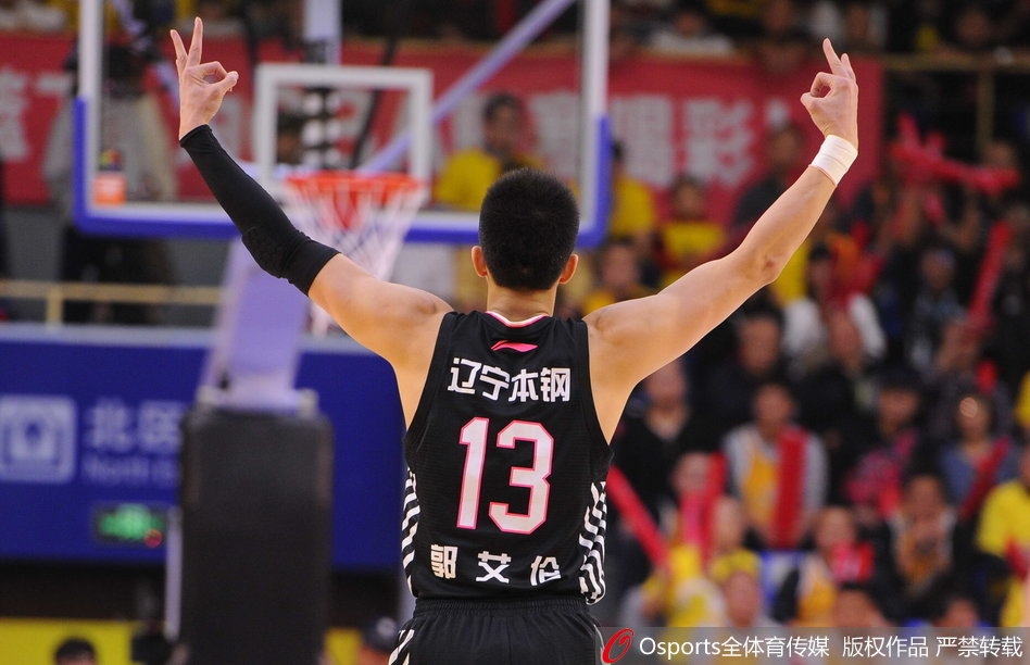 無敵！字母哥借掩護強突遭遇追夢兇狠犯規(guī)摔倒在地 但依然打成2+1