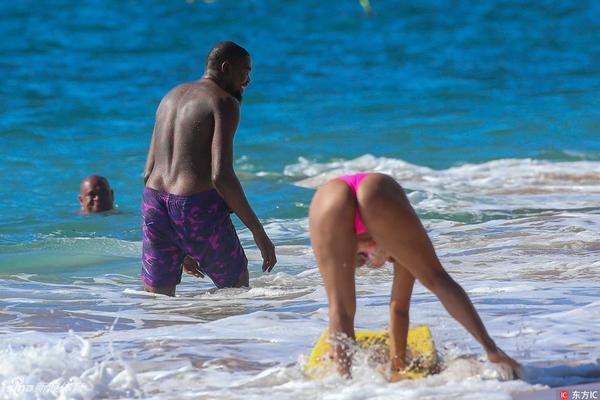 任勞任怨！比爾本場替補出戰(zhàn)，賽中一直面帶笑意