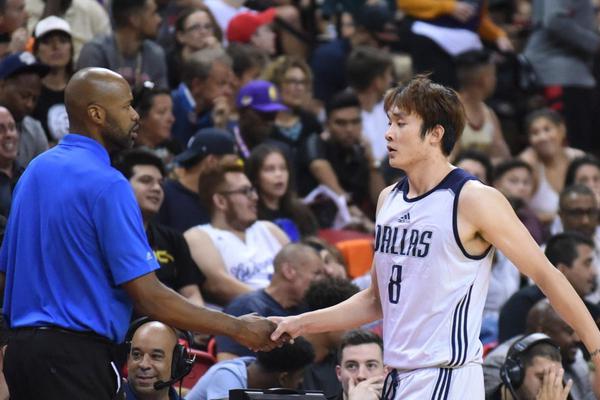 直播吧1月12日訊 NBA常規(guī)賽，國王111-98擊敗火箭。賽后，蒙克接受了記者采訪。比賽中，考德威爾搶籃板造成電風扇犯規(guī)，蒙克討要說法雙方險些發(fā)生沖突。最后裁判吹罰了蒙克的技犯和電風扇的一級惡犯。賽