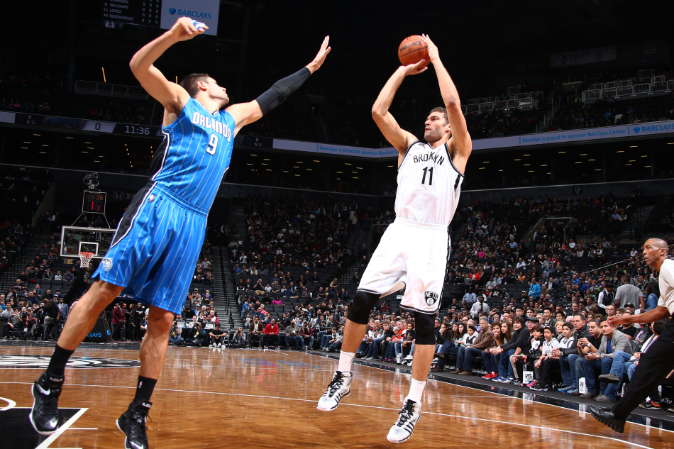 無敵！字母哥借掩護強突遭遇追夢兇狠犯規(guī)摔倒在地 但依然打成2+1