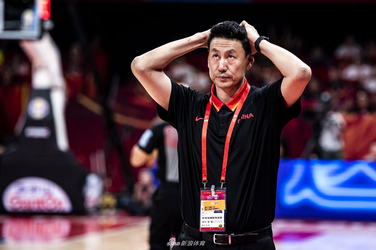 巴薩多打一人！桑塞特兇狠踢倒費爾明，被直紅罰下