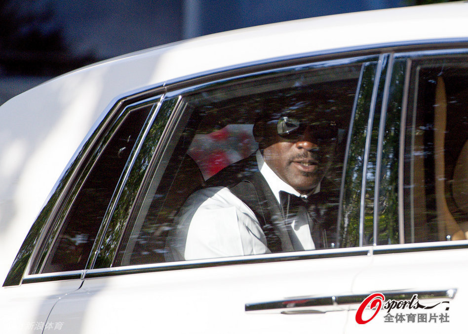 巴塞羅那當?shù)貪h堡店借用亞馬爾弟弟做宣傳：喜歡吃再送你100個