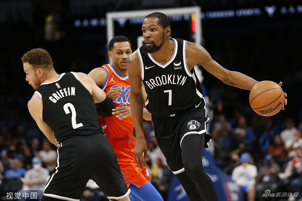 巴薩多打一人！桑塞特兇狠踢倒費爾明，被直紅罰下