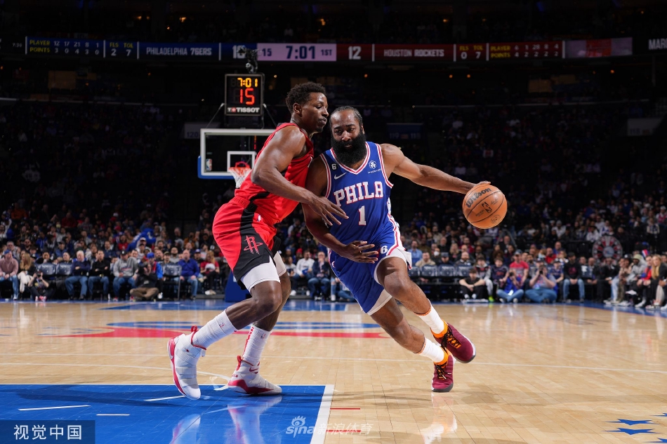 ??梅西抵達加爾各答，眾多印度球迷狂奔并齊喊：Messi! Messi!