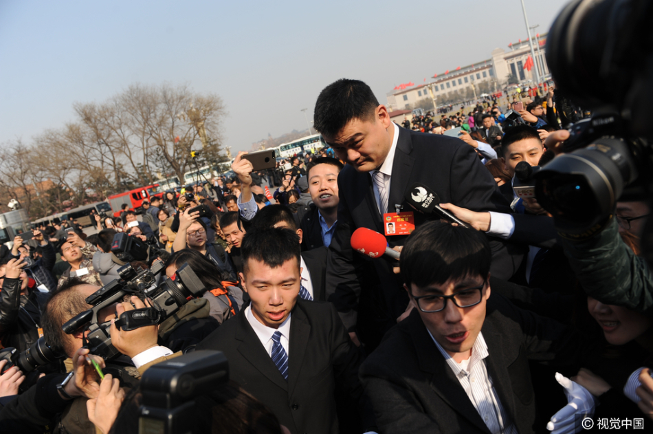 在勇士禁區(qū)當攪拌機！字母哥半場11中8砍18分4板3助