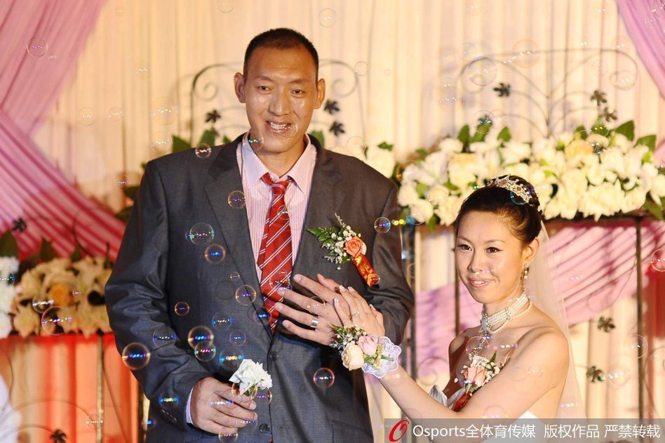 [流言板]輪流發(fā)力！布克借掩護干拔三分也進連拿5分，太陽追至1分