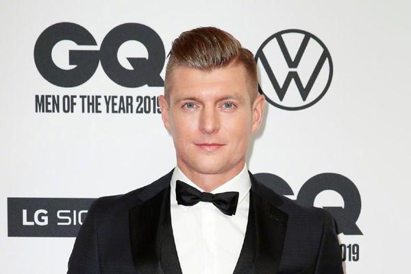 抽象！費蘭單刀射門被撲+倒地補射中橫梁，但被吹越位在先