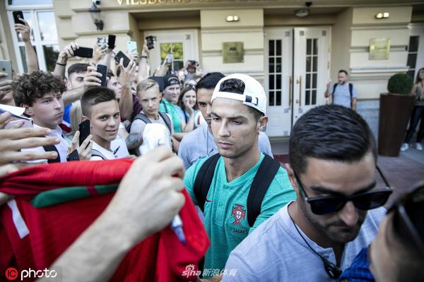 在玩家群體成功完成最新周末社區(qū)挑戰(zhàn)后，Gearbox軟件公司正式通過兌換碼向全體《無主之地4》玩家發(fā)放亞蒙的「邪典經(jīng)典」皮膚。Gearbox始終延續(xù)通過社交媒體發(fā)放黃金鑰匙的傳統(tǒng)。玩家可在官網(wǎng)兌換SH