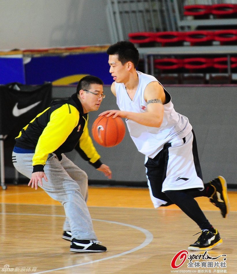 1962年的今天張伯倫砍下73分36籃板，打出當時的歷史最高分