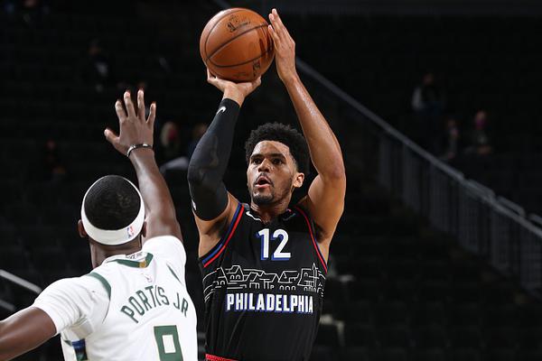 任勞任怨！比爾本場替補出戰(zhàn)，賽中一直面帶笑意