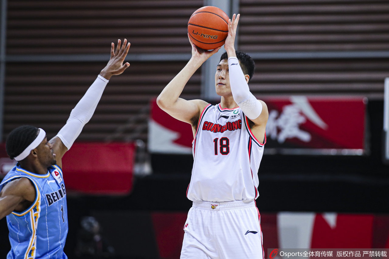 此前被湖人裁掉！黃蜂官宣簽下NCAA得分王埃里克