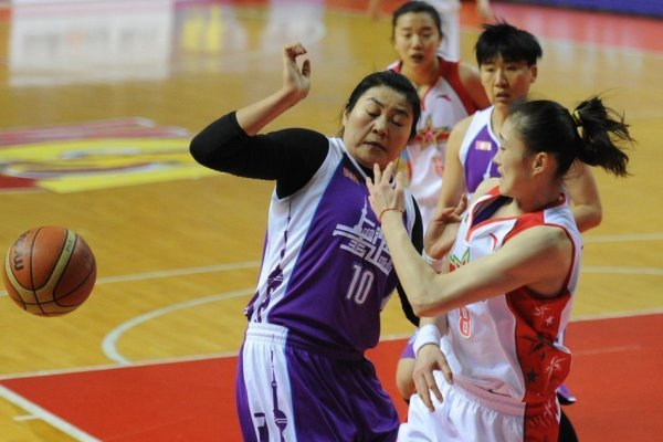 14年亞冠小組賽蒙哥馬利曾作客工體，補時階段飛鏟張呈棟染黃