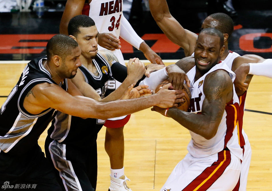 放我就必須投！字母哥弧頂三米內(nèi)無人防守 調(diào)整一下三分命中！