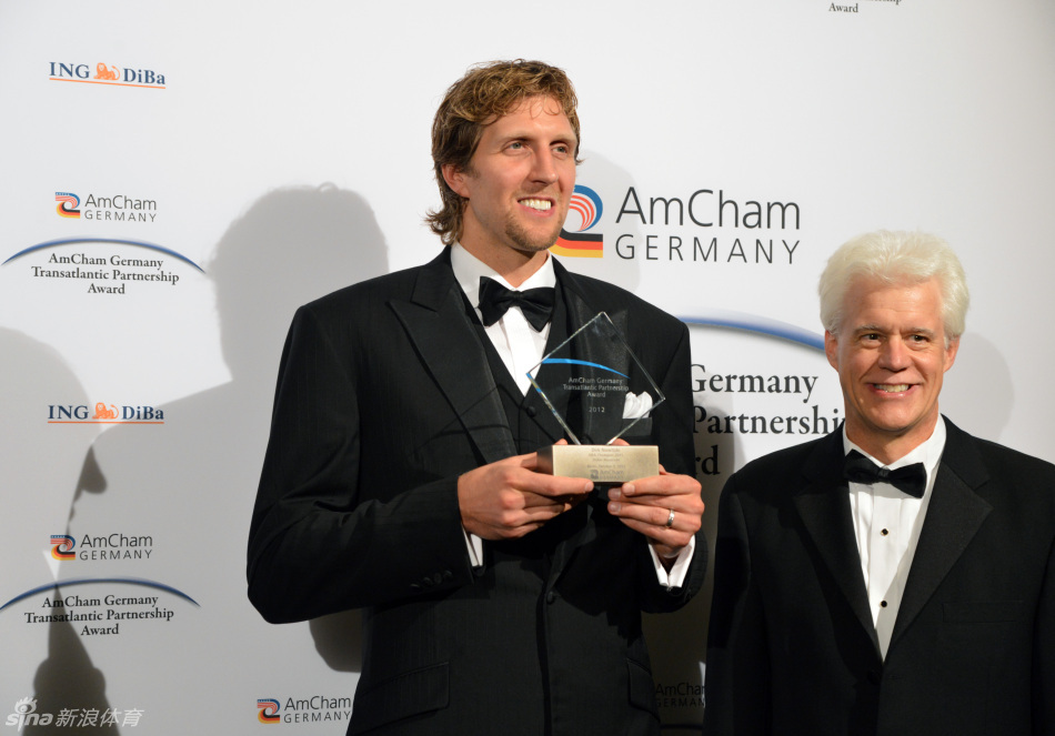 踩踏染紅！西蒙斯致歉：范戴克是我的隊長 絕不會故意傷害任何人