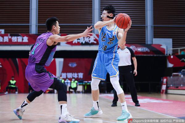 直播吧12月30日訊 《馬卡報》報道，弗拉門戈在官宣主教練費利佩·路易斯續(xù)約的消息時鬧了烏龍，加上了馬競中場約翰尼·卡爾多索的照片，引發(fā)球迷猜想。弗拉門戈在官宣推文中加入了一張馬競官宣卡爾多索時的海報