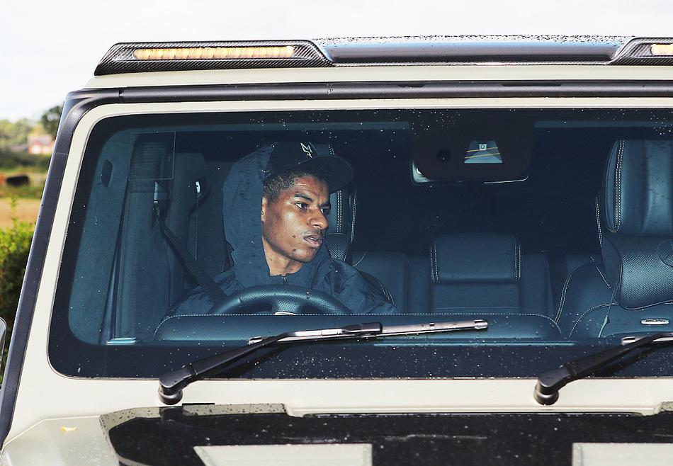 1.2萬RMB！內馬爾攜女友看演唱會，女友身著范思哲連衣裙驚艷全場