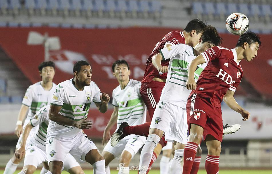 2025年12月31日 07:20:57懂球帝                 英超第19輪的一場較量中，阿斯頓維拉客場遭遇慘敗，1-4不敵阿森納。此前阿斯頓維拉已經(jīng)在各項賽事當中取得了11連勝，這也