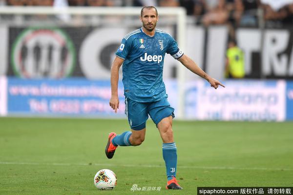 不在狀態(tài)！愛德華茲半場14中3拿到14分 三分7中1