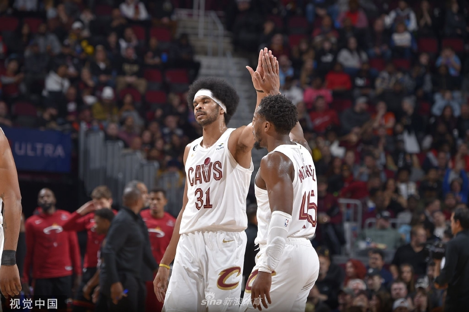 任勞任怨！比爾本場替補出戰(zhàn)，賽中一直面帶笑意