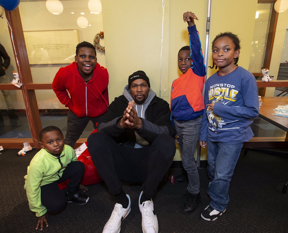 直播吧10月9日訊 世預賽非洲區(qū)比賽，加納5-0擊敗中非。薩利蘇、托馬斯、德吉庫、喬丹-阿尤、蘇萊馬納破門，幫助加納5-0大勝中非，此役過后，加納7勝1平1負積22分排名小組首位，還剩一輪的情況下領先