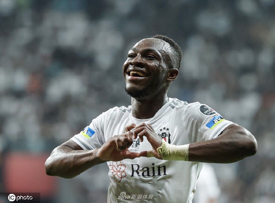 直播吧1月8日訊 NBA常規(guī)賽，雄鹿半場53-64落后勇士。雄鹿球員小波特上半場雖然失誤略多，但總體表現(xiàn)還不錯，進攻效率挺高。他上半場打了19分58秒，7投5中三分2中1），拿到11分1籃板3助攻1搶