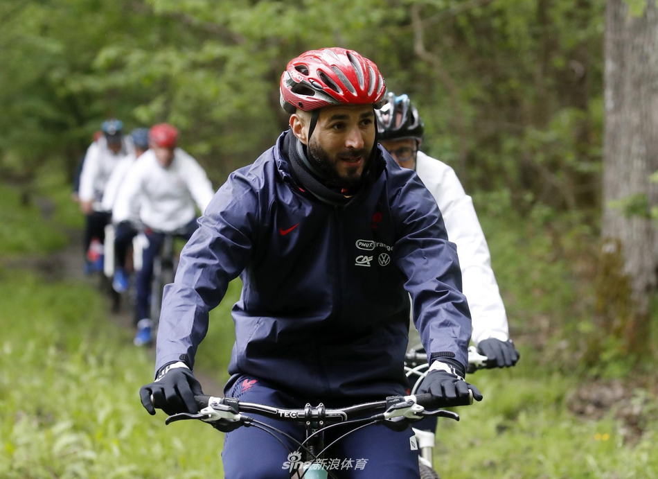 昔日羅馬太太團！托蒂前妻和德羅西前妻攜現(xiàn)任伴侶一起度假zoli                                                                2025-