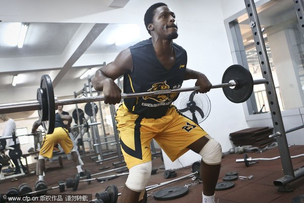 我可不只會投三分！克尼佩爾迎面帽掉馬穆 隨后滿臉震驚頗為喜感