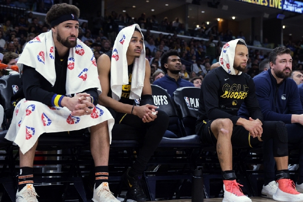 庫杜斯頭球被神撲，理查利森與其同時搶點撞到頭部起身感覺有點懵