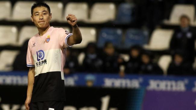 直播吧1月8日訊 NBA常規(guī)賽，勇士半場64-53領先雄鹿。雙方數(shù)據(jù)勇士：庫里14分2板4助、梅爾頓11分、波斯特9分1板2助、穆迪9分1板、巴特勒8分1板2助、格林7分2板4助、霍福德6分9板4助、