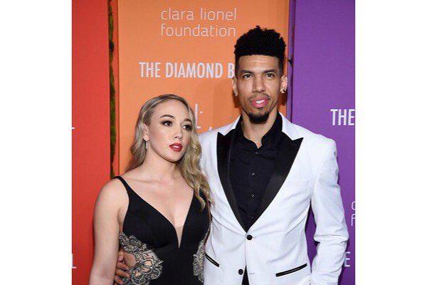 直播吧1月8日訊 NBA常規(guī)賽，雄鹿113-120不敵勇士。本場比賽，雄鹿球星字母哥表現(xiàn)出色，進攻十分高效并且全能，但依舊未能幫助球隊收下勝利，在31分鐘的時間里，投籃22中15，三分球4中2，罰球7