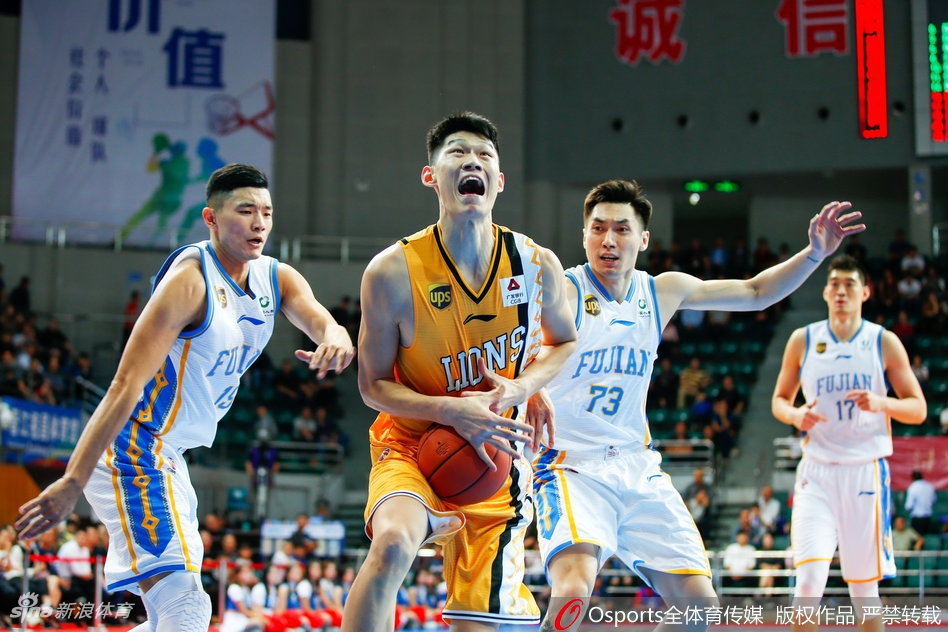 [流言板]亞布塞萊進攻與多爾特頭部相撞后球出界，亞布塞萊表情痛苦