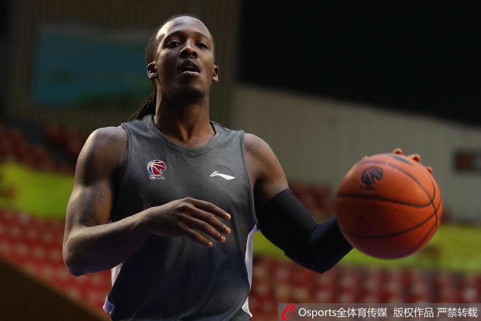 1962年的今天張伯倫砍下73分36籃板，打出當時的歷史最高分