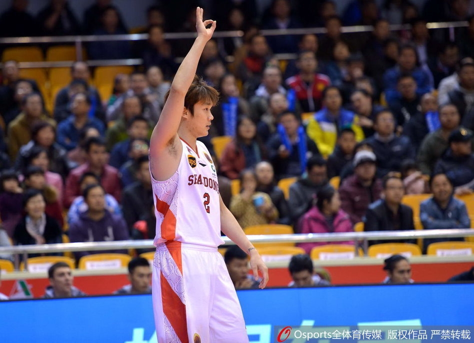 啊這……加納喬與體能教練對決踩單車，后者幾乎沒動瞬間攔截皮球