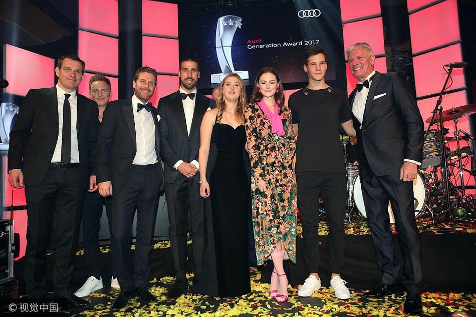 申京被包夾后出現(xiàn)失誤，隨后格林也連續(xù)出現(xiàn)兩次失誤