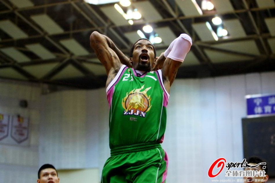 不愧是你！孔蒂不滿霍伊倫被吹犯規(guī)，憤怒質(zhì)疑裁判被出示黃牌