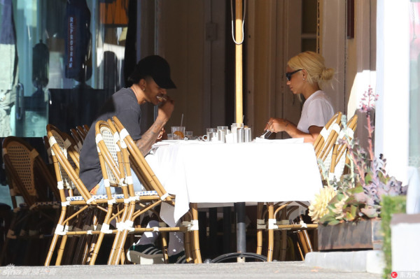 庫杜斯頭球被神撲，理查利森與其同時搶點撞到頭部起身感覺有點懵