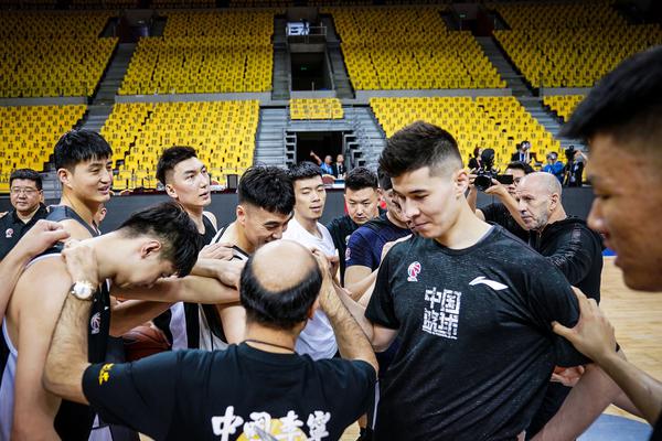 伯恩利主帥：上半場我們踢得不錯，但比賽勢頭是難以名狀的東西