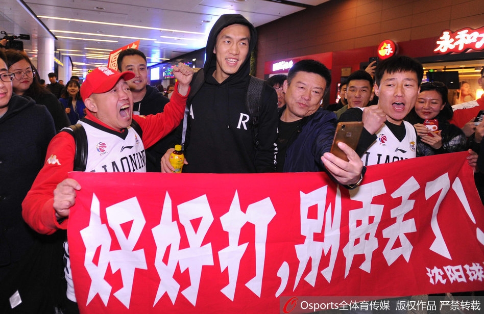 在巴黎時內馬爾帶你去夜店了嗎？西蒙斯：沒有，那時我才17歲