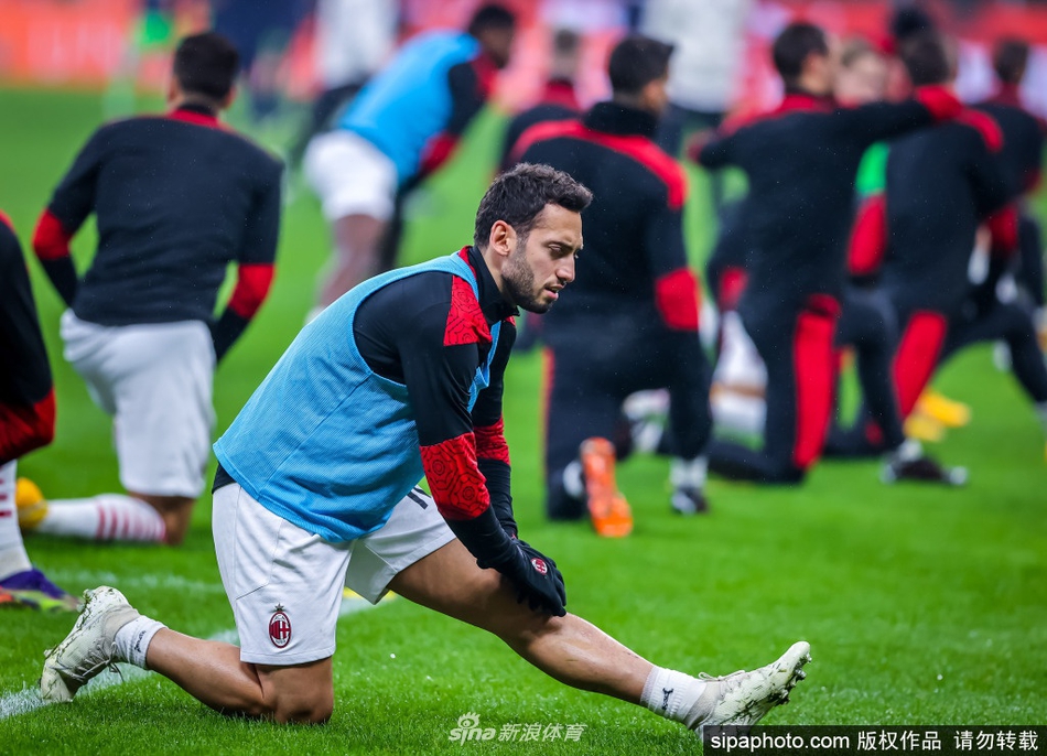 [流言板]亞布塞萊進攻與多爾特頭部相撞后球出界，亞布塞萊表情痛苦