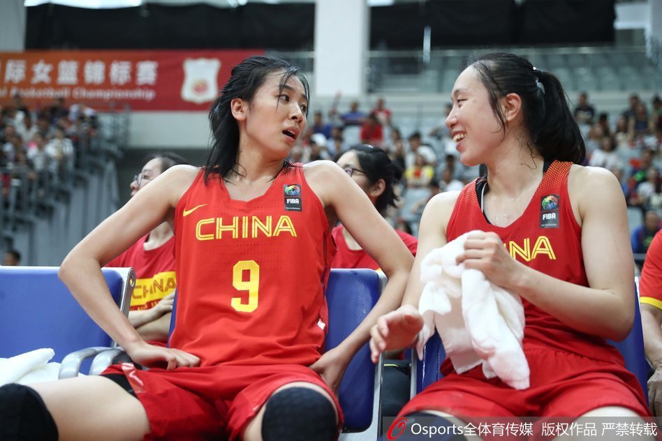 [流言板]輪流發(fā)力！布克借掩護干拔三分也進連拿5分，太陽追至1分