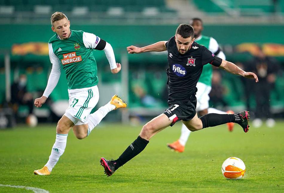 踩踏染紅！西蒙斯致歉：范戴克是我的隊長 絕不會故意傷害任何人