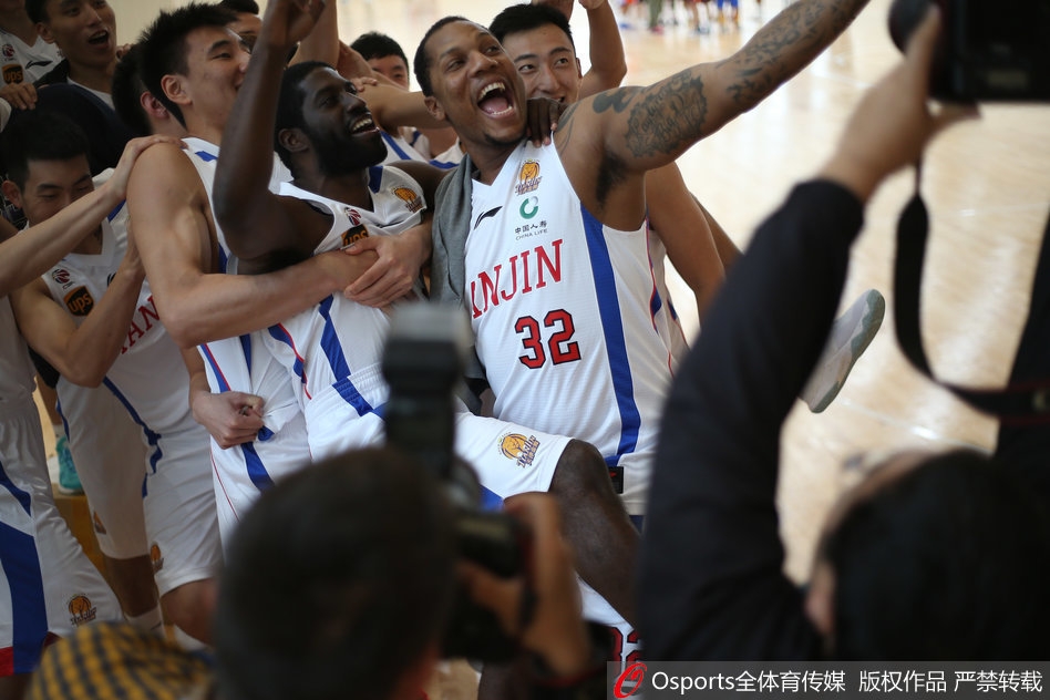 梅西策動！梅西分球給邊路阿爾巴，后者助攻阿連德頭球破僵