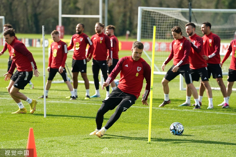 沒防守??！阿德巴約雙手飛扣 熱火兩節(jié)半得分破百