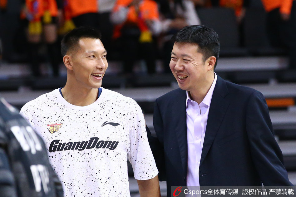 興奮得像個孩子！庫里雜耍上籃打停雄鹿 蹦跳回替補席