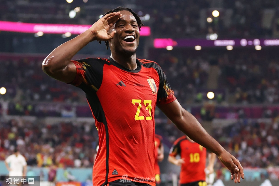 在巴黎時內馬爾帶你去夜店了嗎？西蒙斯：沒有，那時我才17歲